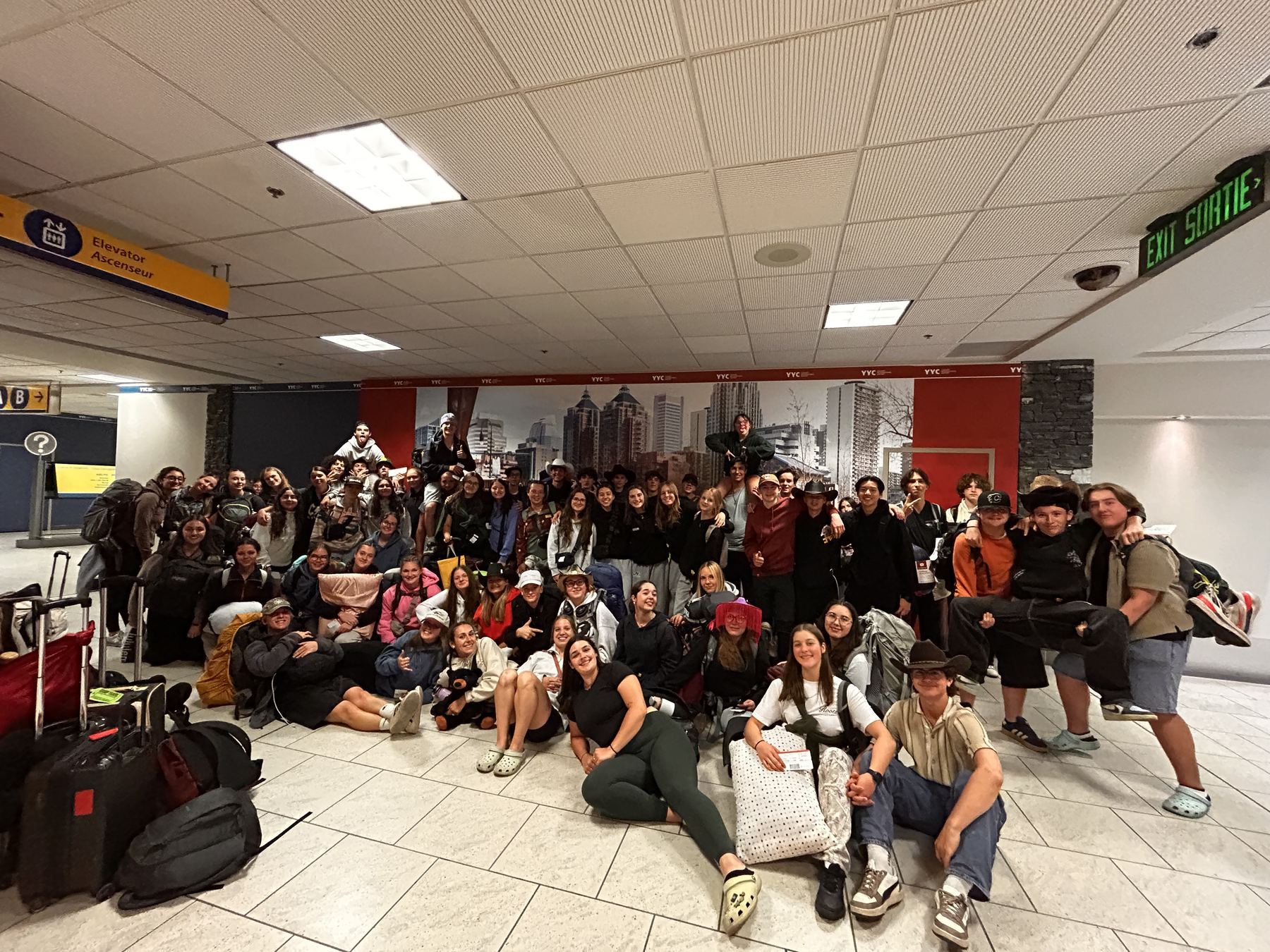 Départ de groupe à l'aéroport