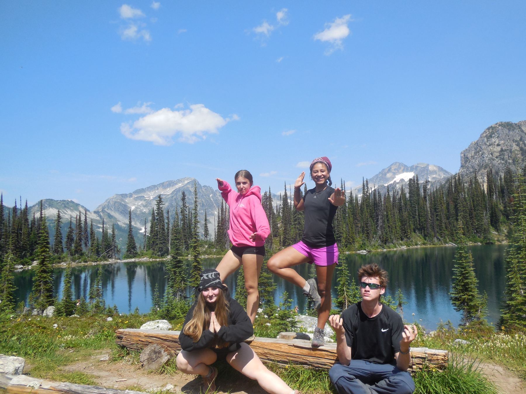Amis au lac alpin